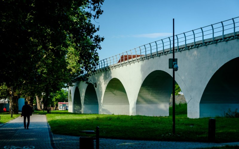 Kościół z wysoką wieżą pośród zielonych wzgórz