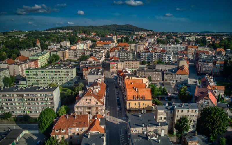 Rynek miasta z kolorowymi kamienicami i ratuszem widziany z lotu ptaka