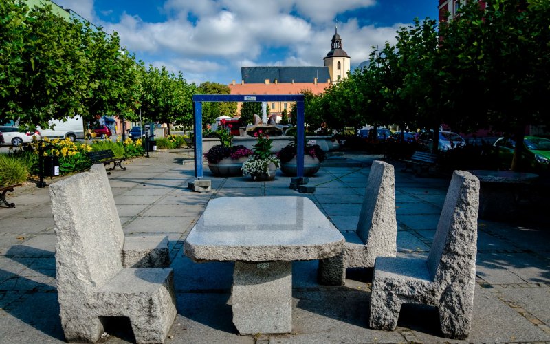 Kościół z wysoką wieżą pośród zielonych wzgórz