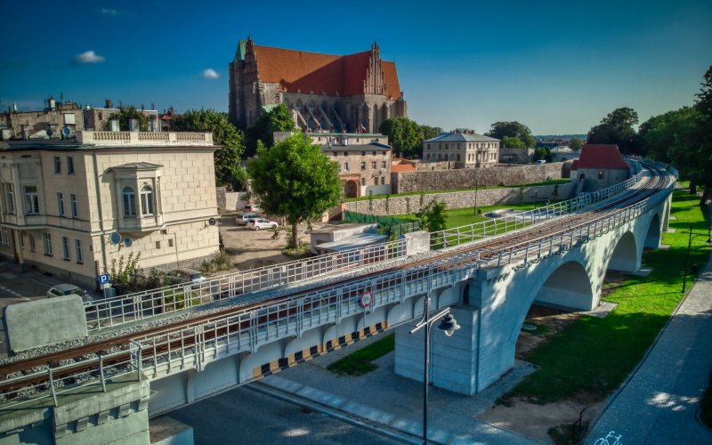 Kolorowe kamienice przy rynku z widokiem na góry w tle