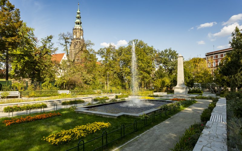 Kościół z wysoką wieżą pośród zielonych wzgórz