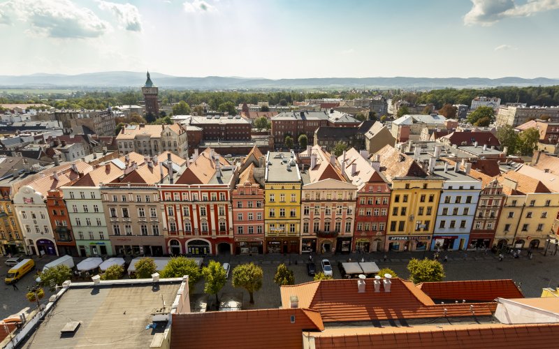 Zabytkowy kompleks budynków otoczony parkiem widziany z lotu ptaka