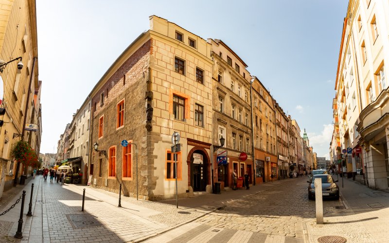 Kościół z wysoką wieżą pośród zielonych wzgórz