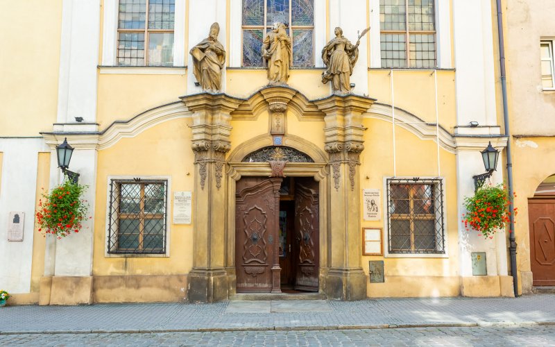 Rynek miasta z kolorowymi kamienicami i ratuszem widziany z lotu ptaka