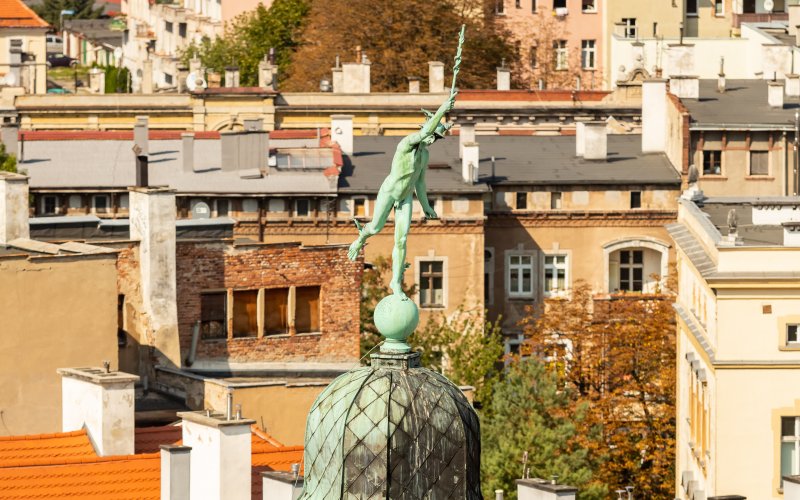 Kościół z wysoką wieżą pośród zielonych wzgórz