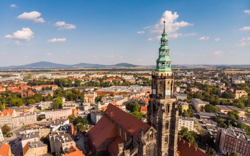 Wieża widokowa na wzgórzu z panoramą miasta i okolic