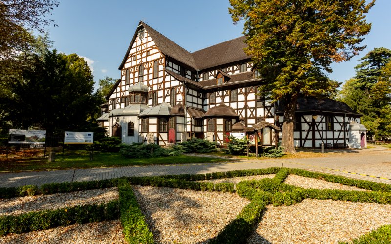 Kolorowe kamienice przy rynku z widokiem na góry w tle