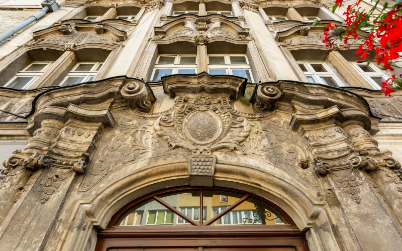 Kościół z wysoką wieżą pośród zielonych wzgórz