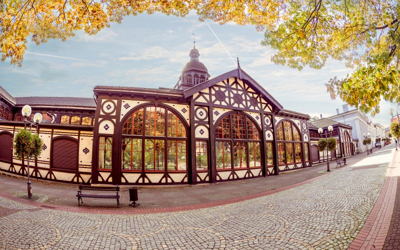 Wieża widokowa na wzgórzu z panoramą miasta i okolic