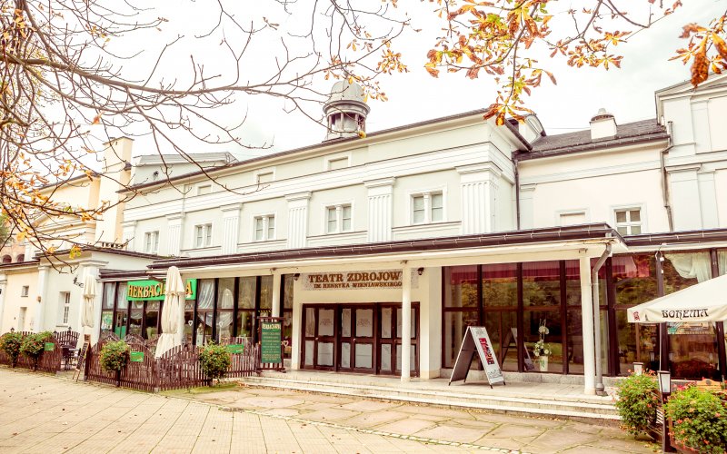 Kolorowe kamienice przy rynku z widokiem na góry w tle