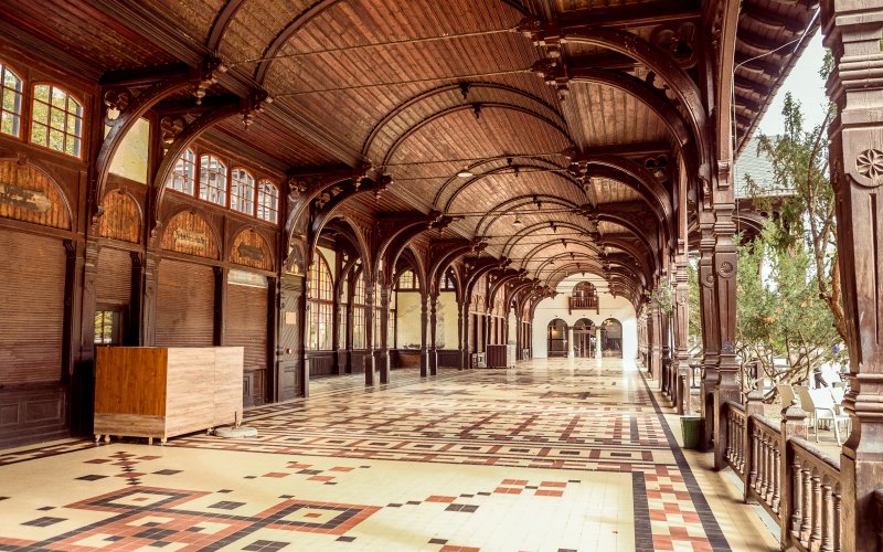 Rynek miasta z kolorowymi kamienicami i ratuszem widziany z lotu ptaka