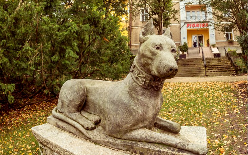 Zabytkowy kompleks budynków otoczony parkiem widziany z lotu ptaka