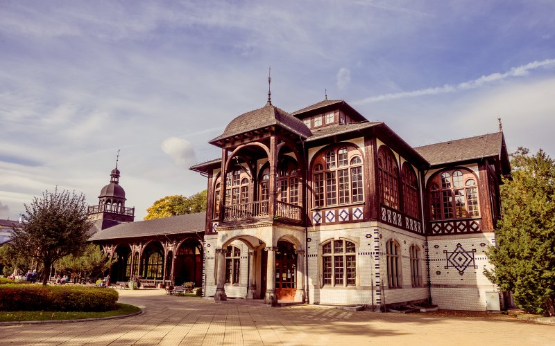 Kościół z wysoką wieżą pośród zielonych wzgórz