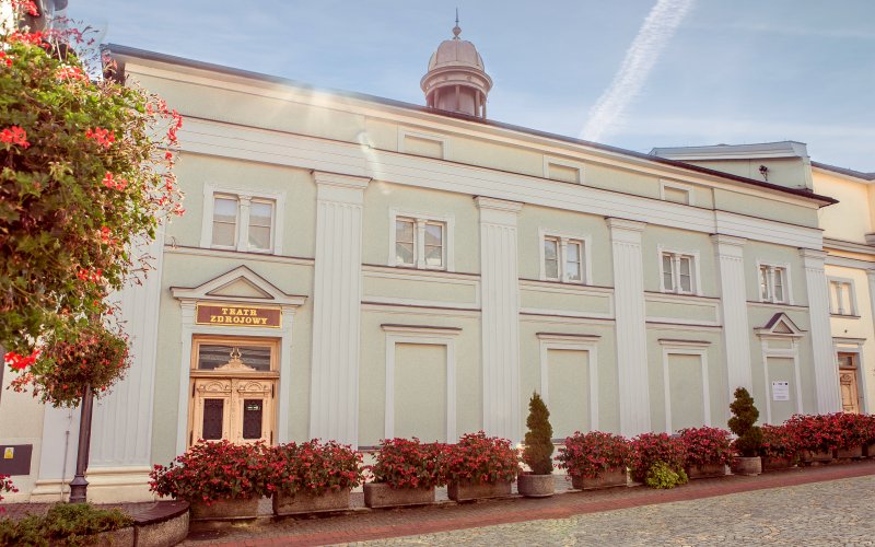 Leśny tor lub zjeżdżalnia wśród drzew