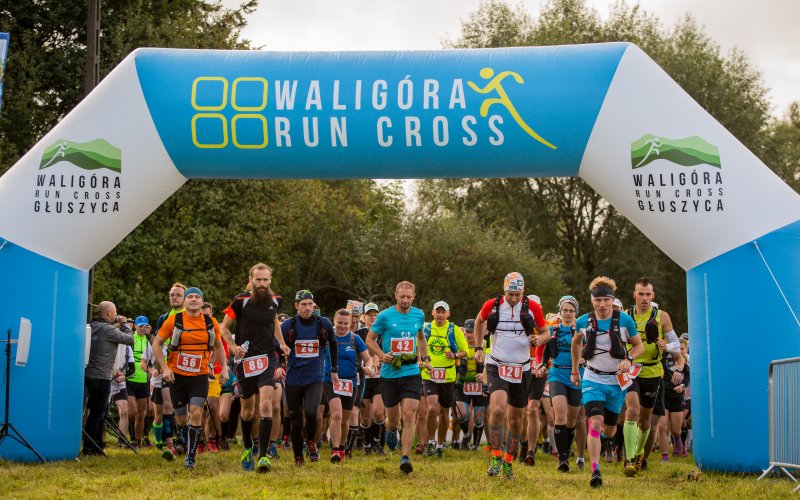 Uczestnicy biegu górskiego na starcie pod bramą Waligóra Run Cross