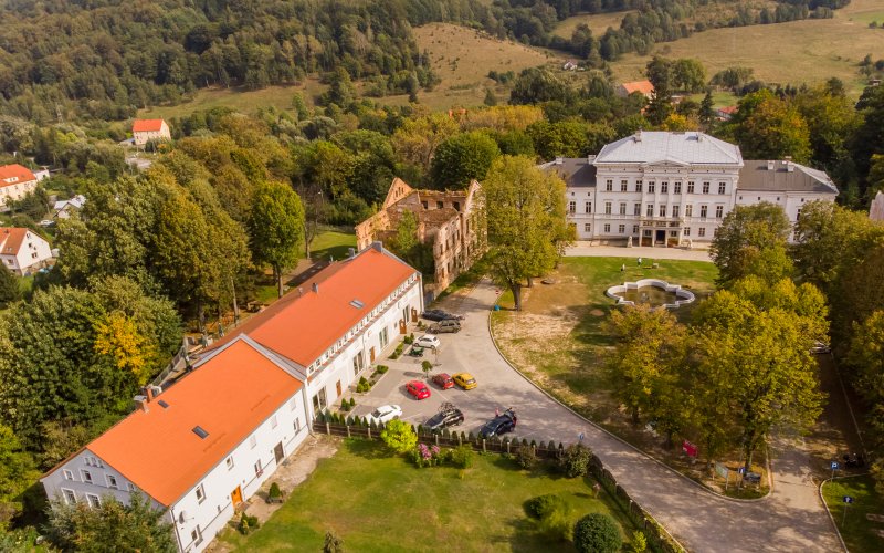 Zespół pałacowo-parkowy z budynkami i dziedzińcem