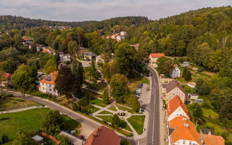 Panorama miejscowości z drogą prowadzącą przez dolinę