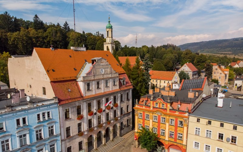 Kolorowe kamienice przy rynku z widokiem na góry w tle