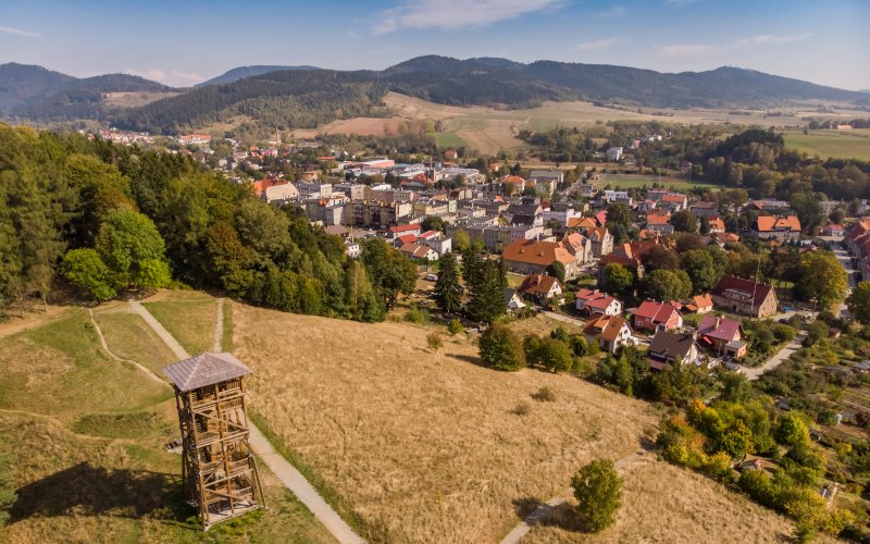 Wieża widokowa na wzgórzu z panoramą miasta i okolic