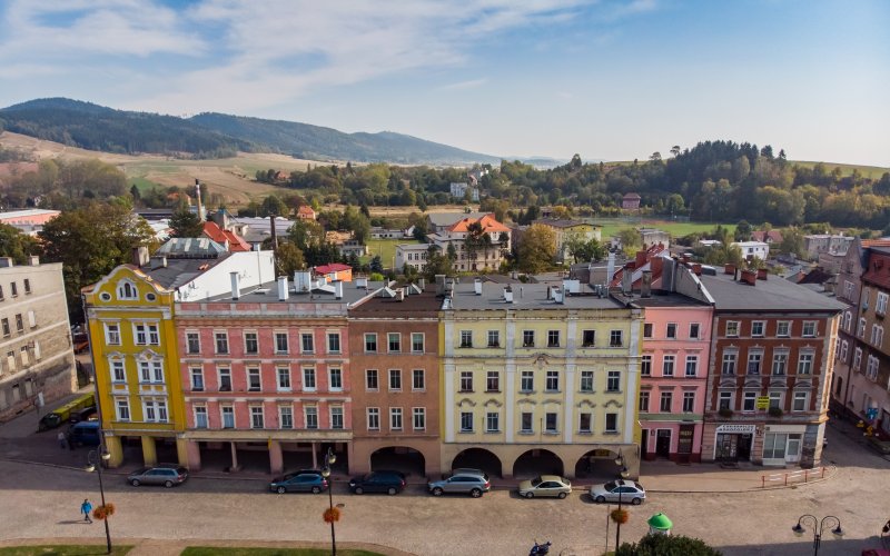 Kolorowe kamienice widziane z góry