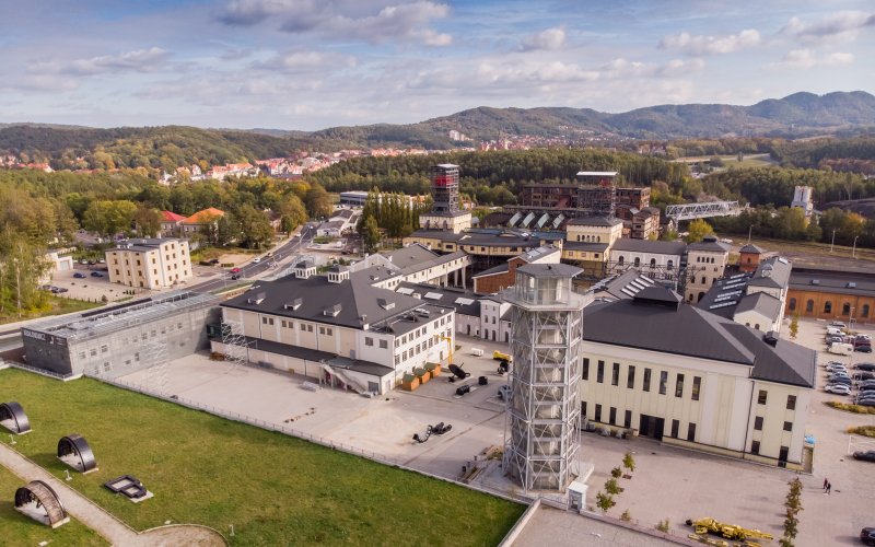 Nowoczesny kompleks budynków z placem i otwartą przestrzenią widziany z lotu ptaka