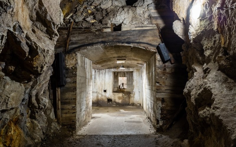 Kamienne podziemia lub sztolnia z korytarzem wykutym w skale