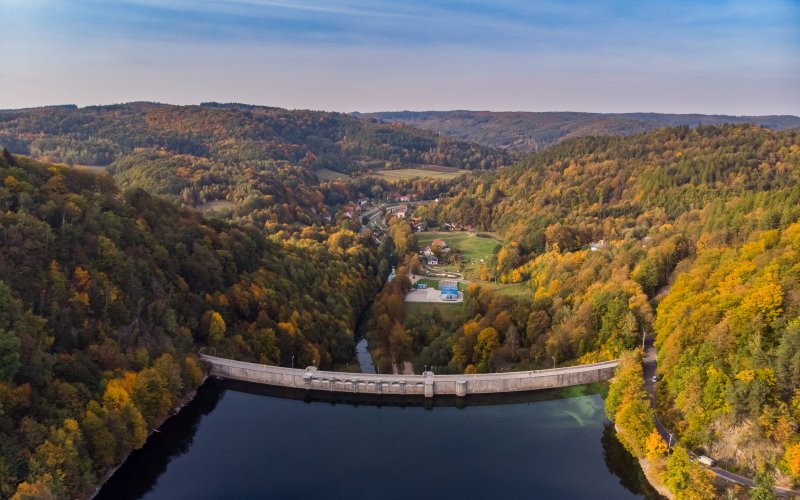 Zapora wodna otoczona lasami