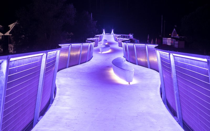 Podświetlona kładka lub taras widokowy nocą