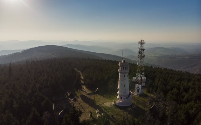 Wieża widokowa i maszt nadawczy na górskim szczycie